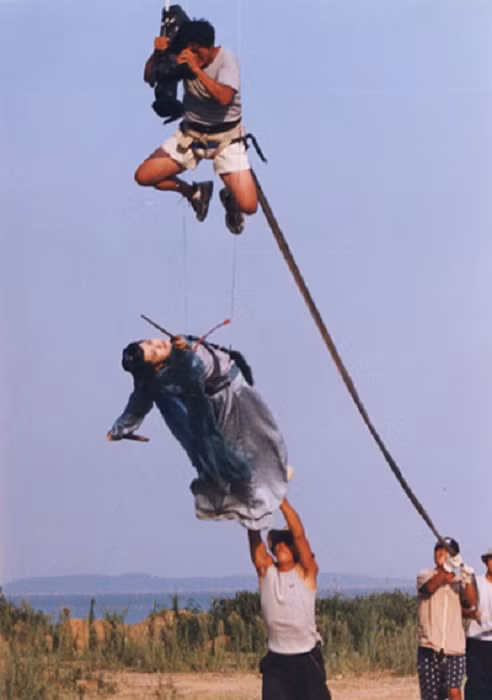 "Tiểu Long Nữ" Trần Ngọc Liên trong Thần điêu đại hiệp 1983 cũng cần đệm lò xo bật nhảy với hai nhân viên giữ đệm cho những pha võ thuật đẹp mắt như thế này.