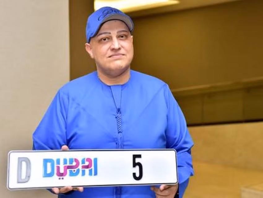Trong khi đó, Balwinder Sahni - một doanh nhân quản lý bất động sản người Ấn Độ ở Dubai đã trả tới 9 triệu USD) để sở hữu biển số xe “D5” tại một cuộc đấu giá vào đầu tháng 10/2016. Ảnh: CNN.