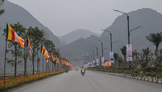 Đường dẫn vào Tam Chúc được trang hoàng rực rỡ trước ngày Vesak 2019. Ảnh: Người lao động.