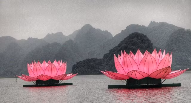 Mặt hồ trước lễ đài đã được hạ thủy 7 đóa hoa sen, tượng trưng cho 7 bước đi của Phật. Ảnh: Lao động.