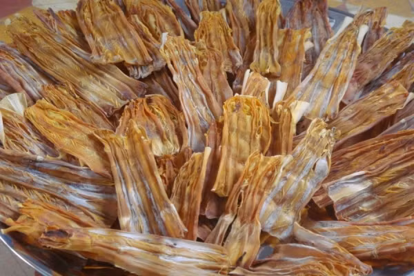 Nếu như măng khô sạch có mùi hương đặc trưng thì măng tẩm hóa chất có mùi lạ (mùi hắc). Ảnh: Suckhoephaidep.