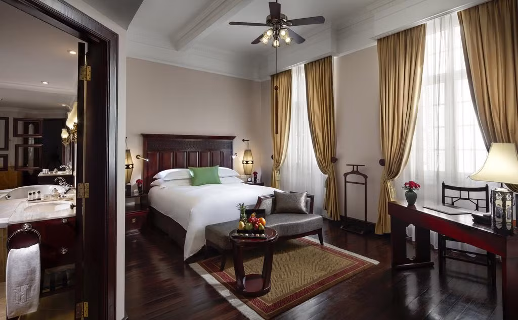 Phòng Tổng thống trong khách sạn mang phong cách kiến trúc cổ thời Pháp, có diện tích gần 200 m2, gồm phòng ngủ, phòng khách, làm việc, thư viện, spa riêng...Ảnh: Booking.