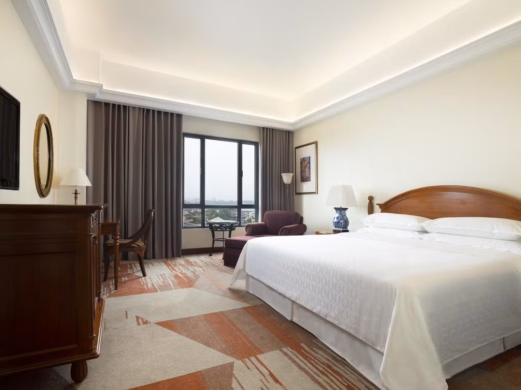 Sheraton Hà Nội cao 18 tầng, có gần 300 phòng. Trên tầng 18 có một căn phòng đế vương rộng 176 m2. Ảnh: Booking.