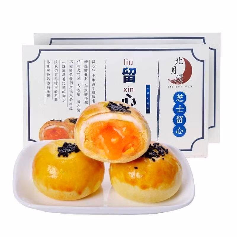 Khi cắt bánh, phần nhân sẽ chảy ra, khá giống nhân bánh custard thông thường. Vỏ bánh thì có mùi thơm của bơ, trứng, sữa.