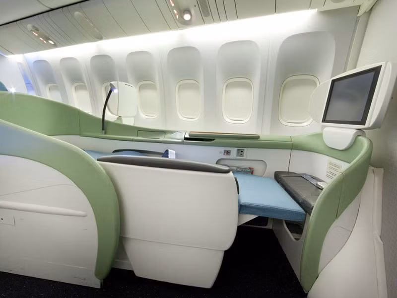 Ghế hạng nhất trên các máy bay của Korean Air có khả năng ngả 100% với các nút điều khiển cảm ứng. 27.000 USD là giá vé cho chuyến bay từ New York đến Bắc Kinh.