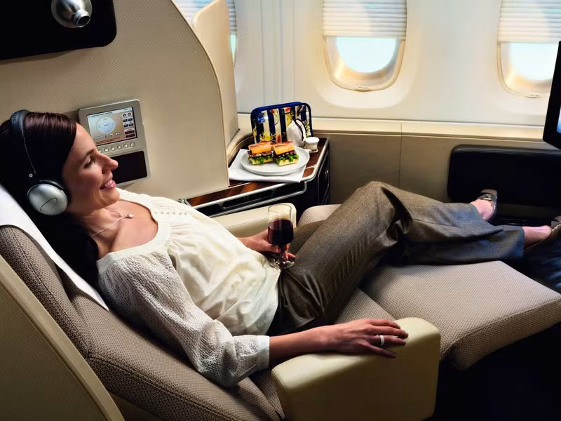 Để trải nghiệm dịch vụ hoàn hảo khoang hạng nhất trên máy bay của Qantas Airlines, khách hàng phải bỏ ra 14.974 USD để di chuyển từ Los Angeles tới Melbourne. Giường nệm da cừu tại đây được điều khiển hoàn toàn bằng cảm ứng.