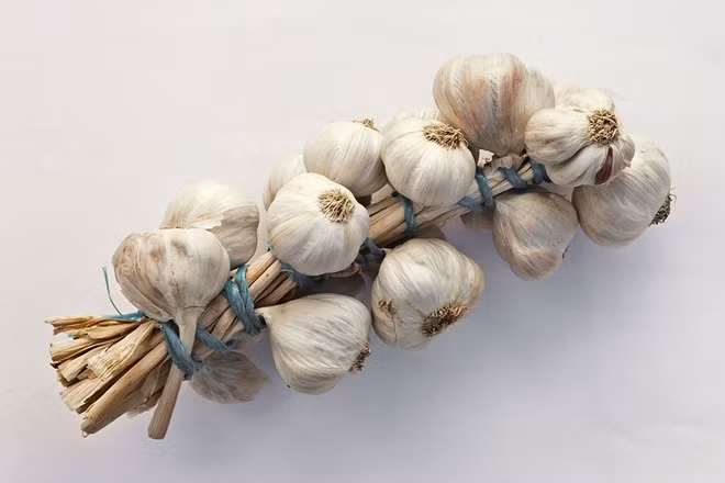 Đau bụng. Nếu bạn bị đau dạ dày cũng không nên dùng tỏi. Tỏi hoặc hành tây có thể gây kích ứng đường tiêu hóa, nhất là khi bạn đang dùng thuốc dạ dày.
