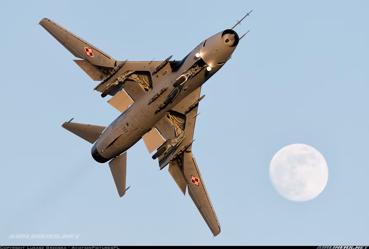 Su-22 là định danh phiên bản xuất khẩu của dòng máy bay tiêm kích - bom cánh cụp cánh xòe Su-17 do OKB Sukhoi phát triển trên cơ sở mẫu Su-7 từ những năm 1960. Gần 3.000 chiếc được sản xuất ở Liên hiệp chế tạo máy bay Komsomolsk-on-Amur từ năm 1970, xuất khẩu tới hàng chục quốc gia trên thế giới. Tuy nhiên tới thời điểm hiện tại Su-22 chỉ còn phục vụ ở 4 quốc gia trên thế giới, trong đó đáng lưu ý hiện Việt Nam đang sử dụng số lượng Su-22 nhiều nhất. Nguồn ảnh: Airlines.net.