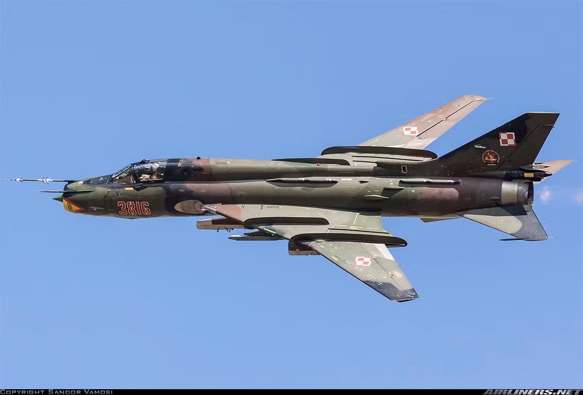Có thể thấy đa số những thất bại của Su-22 là ở Trung Đông – nơi mà các vũ khí Liên Xô/Nga dù hiện đại tới mấy (ngay cả với MiG-21, MiG-23, MiG-25, MiG-29) đều bị đè bẹp. Cho nên xem ra cách sử dụng vũ khí của các nước Trung Đông thực sự có vấn đề. Cùng thời điểm những năm 1960-1970, khi Việt Nam chỉ có MiG-21 đã đánh thắng F-4 Phantom hay B-52 thì Ai Cập, Syria có MiG-21, MiG-23, MiG-25 nhưng lại không thể làm gì trước một Israel. Nguồn ảnh: Airlines.net.