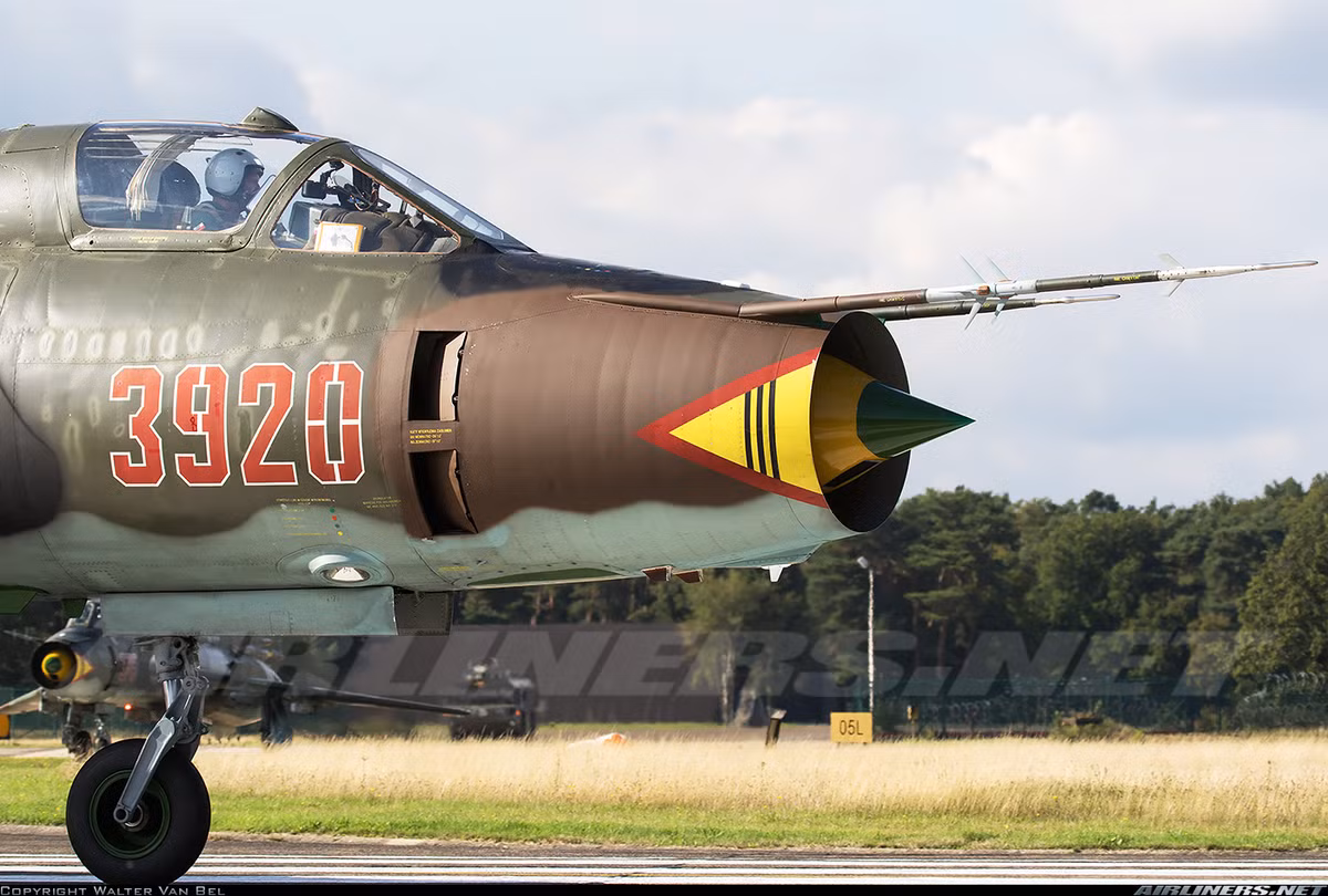 Vì được phát triển chủ yếu cho nhiệm vụ không đối đất cho nên Su-22 không có một đài radar đường không. Thay vào đó, dưới mũi máy bay chỉ có trạm cảm biến laser chỉ thị mục tiêu Klyon-54. Nguồn ảnh: Airlines.net.