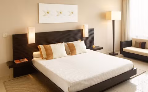 3. Vị trí giường ngủ nhìn theo hướng Nam Bắc. Trong bài trí phòng ngủ, theo lời khuyên của các chuyên gia phong thủy, vị trí giường ngủ tốt nhất là nhìn theo hướng Nam Bắc thuận theo sức hấp dẫn của từ trường. Đầu nhìn theo hướng Nam hay hướng Bắc khi ngủ sẽ rất có ích cho sức khỏe của 2 vợ chồng. Cũng theo phong thủy trong bố trí phòng ngủ thì, phòng ngủ đặt ở phía Tây ngôi nhà có lợi đối với việc cải thiện và bồi đắp tình cảm trong đời sống vợ chồng.