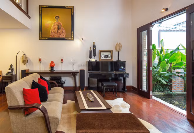 Phòng khách trong ngôi nhà của ca sĩ Quang Dũng được bố trí lại với hướng nhìn ra hồ cảnh đem đến cảm giác thoáng mát, nhẹ nhàng.