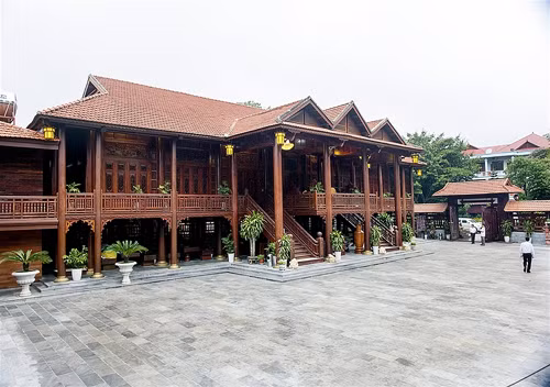 Trong đó có 16 cột cái có đường kính từ 60 – 80cm cao 11,9m và 48 cột quân bao quanh có đường kính từ 35-40cm, cao 8m.