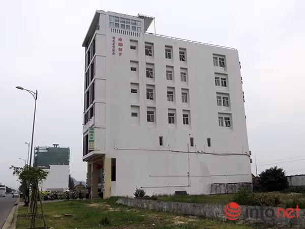 Một tòa nhà cao tầng nghi chủ sở hữu là người Trung Quốc, hiện có ghi chữ Trung Quốc và những ký tự lạ.