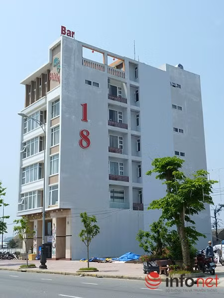 Các ngôi nhà này đều nằm trên tuyến đường Võ Nguyên Giáp, áp sát và nhòm ngó vào sân bay Nước Mặn.