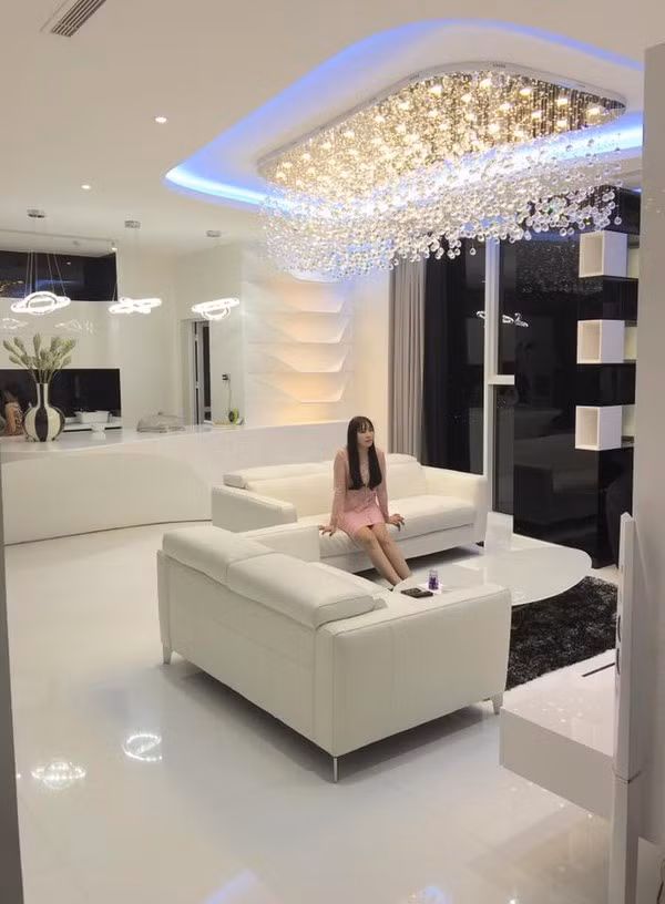 Một góc phòng khách được trang hoàng sang trọng với điểm nhấn là chùm đèn trần đẹp long lanh, xa hoa và tinh tế.