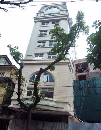 Cụ thể, tòa nhà 19 Triệu Việt Vương ở phường này được Sở Xây dựng Hà Nội cấp phép cho xây dựng 9 tầng với chiều cao 36,1 m. Tuy nhiên, trong quá trình xây dựng, chủ đầu tư đã nâng thêm 3 tầng thành 12 tầng với chiều cao vượt 5,2m so với giấy phép xây dựng. Chủ đầu tư sau đó đã phải tự đập bỏ 3 tầng xây vượt phép từ ngày 30/6/2012.
