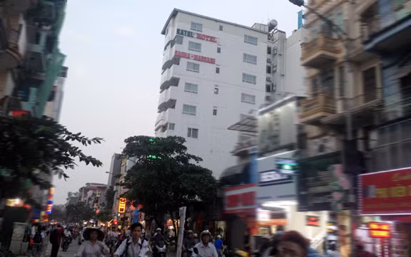 Tòa nhà 221-223 Bạch Mai, xây dựng lên đến tầng 12 đã bị xử lý đập bỏ đi 4 tầng, xuống còn 8 tầng.