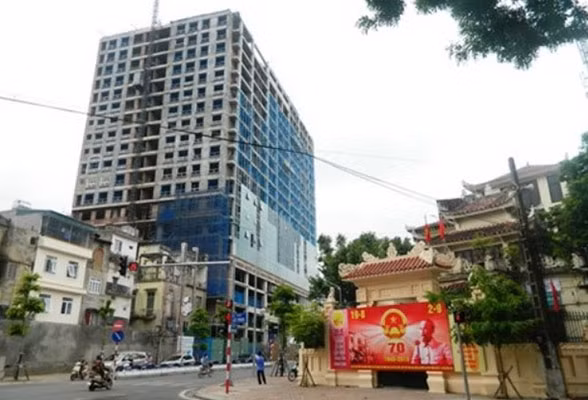 Tòa nhà 8B Lê Trực (quận Ba Đình - Hà Nội) - tâm điểm chú ý của dư luận thời gian gần đây vì lấn chiếm không gian Lăng Bác, đang có nguy cơ bị "cắt ngọn" phần xây dựng vượt phép lên đến 16m. Cụ thể, UBND TP Hà Nội vừa mới ban hành công văn yêu cầu xử lý vi phạm trật tự xây dựng tại tòa nhà này. Theo đó, chủ đầu tư phải tự dỡ bỏ những phần xây dựng sai phạm so với giấy phép.
