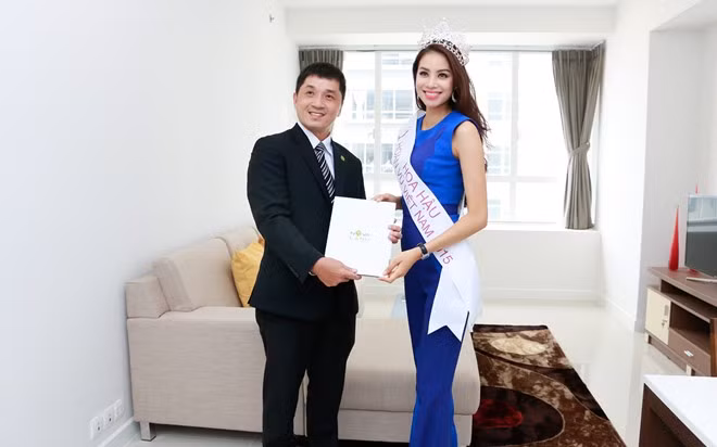 Căn hộ cao cấp này ở gần trung tâm quận 1. Các gian phòng có không gian khang trang, thoáng đãng, với gam màu trắng là chủ đạo. Ngoài việc được sử dụng căn hộ cao cấp, Phạm Thị Hương sẽ được sử dụng thêm chiếc xe sang trọng trong vòng một năm.
