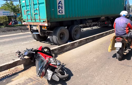 TP HCM: Xe container can chet nguoi di xe may-Hinh-3