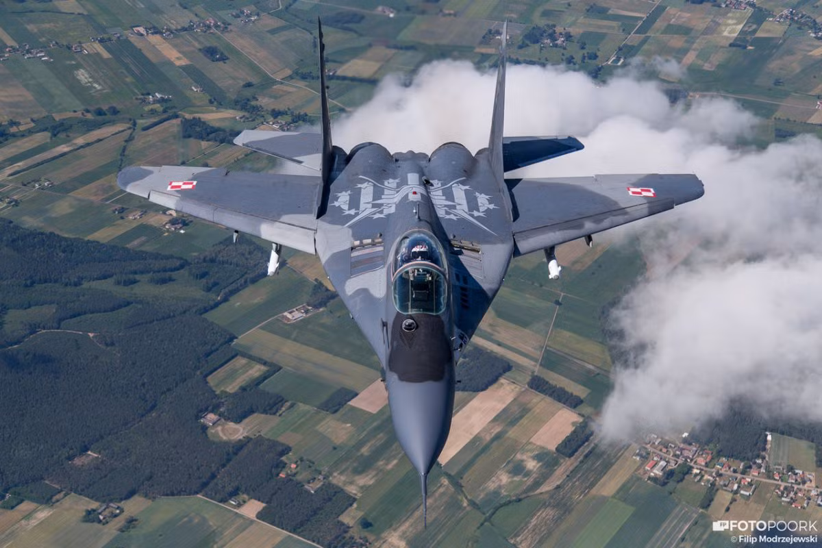 Năm 1996, Israel mượn được ba chiến đấu cơ MiG-29A từ một quốc gia Đông Âu, nhiều khả năng là Ba Lan. Trong suốt hai tuần thử nghiệm tại sa mạc Negev tháng 4/1997, mỗi chiếc MiG-29 xuất phát 20 lần để không chiến với phi cơ F-15, F-16 của không quân Israel.