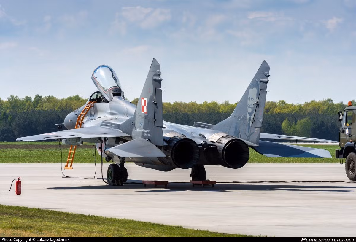 “Động cơ của nó mang lại tỷ lệ lực đẩy/khối lượng lớn, giúp cho MiG-29 có khả năng tăng tốc và cơ động rất tốt”.