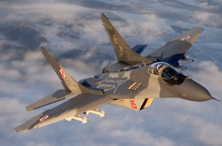 Không quân Syria còn khoảng 40 chiếc đang hoạt động. Bao gồm trong các phi đội số 697, 698, 699 tại căn cứ Saiqal
