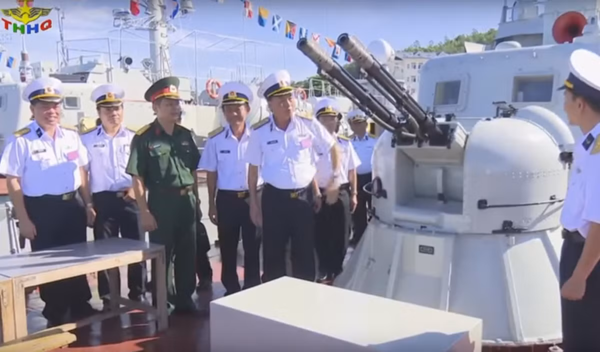 Tàu tên lửa Osa II cũng có hệ thống phòng không với hai bệ pháo cao tốc AK-230 (2.000 viên dự trữ) cùng hệ thống điều khiển hỏa lực MR-104 Rys. AK-230 đạt tốc độ bắn tới 2.000 phát/phút có thể đối phó đánh chặn tên lửa chống hạm của đối phương. Ảnh: Các đại biểu thăm quan bệ pháo AK-230 trên tàu Osa tham gia hội thao. Nguồn: Truyền hình Hải quân