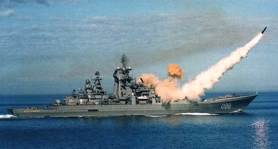 Kirov được thiết kế để tập trung sức mạnh tấn công, hệ thống phòng không mạnh nhưng hệ thống điện tử radar đã có tuổi đời 30 năm nên việc phát hiện và tìm kiếm mục tiêu không thể nào bằng radar trên Zumwalt. Cho nên trong một trận đánh “solo”, khó có thể nói rằng Kirov có thể dễ dàng hạ gục được DDG-1000 Zumwalt.