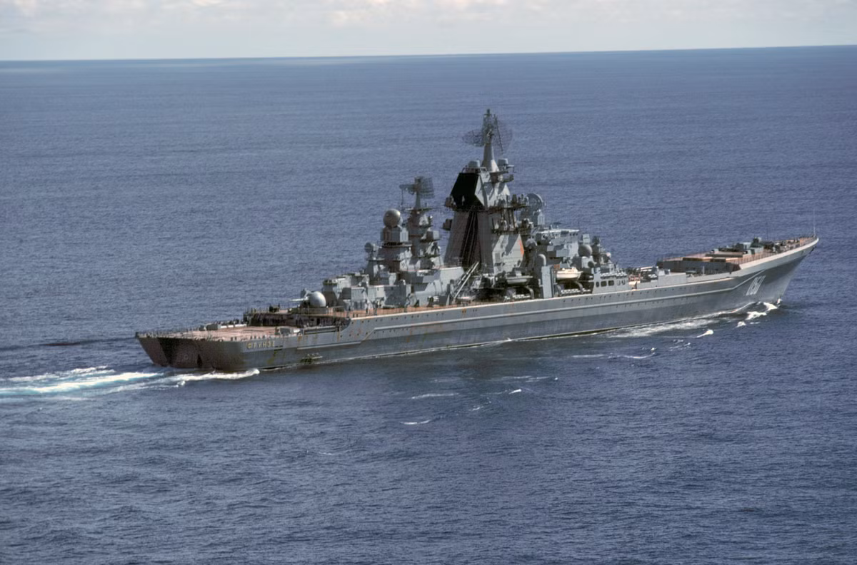 Kirov là tuần dương hạm duy nhất trên thế giới sử dụng hệ thống động lực hạt nhân. Người ta trang bị cho Kirov 2 lò phản ứng hạt nhân KN-3 cung cấp năng lượng cho 2 tuabin hơi nước GT3A-688 với tổng công suất 144.000 mã lực giúp tàu đạt tốc độ tối đa 30 hải lí/ giờ, phạm vi hoạt động của tàu không giới hạn cho đến khi nào thay nhiên liệu hạt nhân.