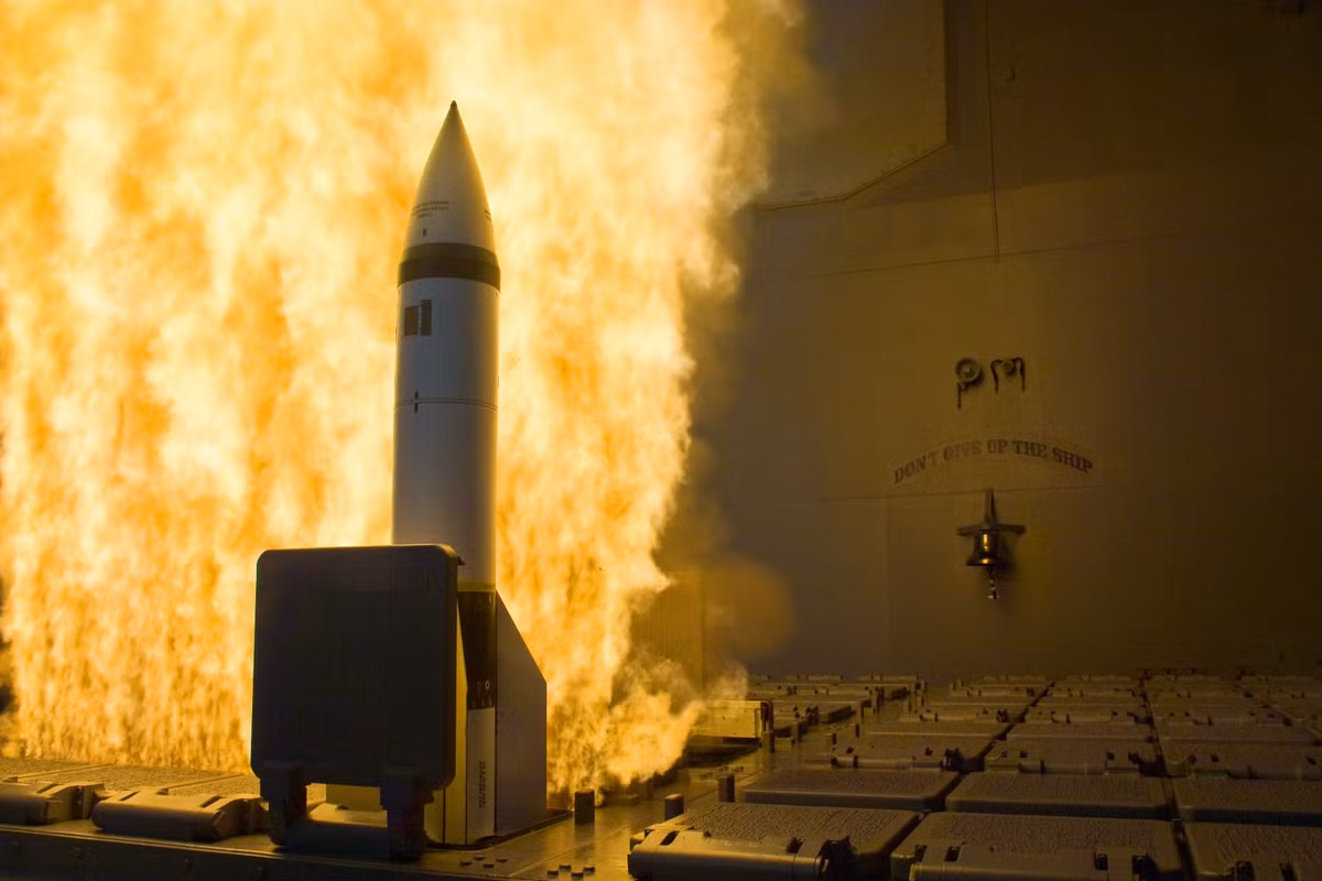 Không có gì ngạc nhiên nếu Zumwalt không mang theo tên lửa chống tàu Harpoon, vì Zumwalt được thiết kế để tàng hình, mà tên lửa Harpoon được phóng từ ống phóng nghiêng và thường nằm phía trước tàu, điều này sẽ làm giảm mức độ tàng hình của tàu-điều mà các kĩ sư thiết kế tàu không muốn. Vì vậy nhiệm vụ chống tàu sẽ được giao cho các tàu khu trục Arleigh Buker, tàu tuần dương Ticonderoga hay tàu ngầm tấn công.