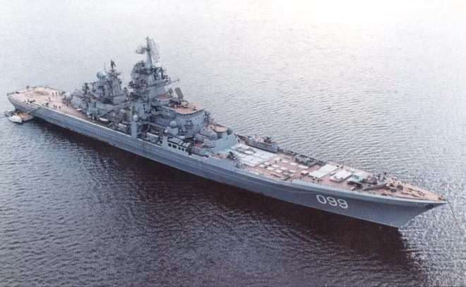 Đối thủ của Zumwalt là tuần dương hạm Kirov - được đóng vào những năm 80 của thế kỉ trước, nhiệm vụ của nó là vô hiệu hóa các tàu sân bay của Mỹ. Tàu này thiết kế cho nhiệm vụ tấn công, và đặc biệt nó có hệ thống phòng không cực kì mạnh mẽ.