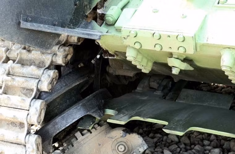 Theo ES, chiếc xe tăng T-72B3 đã húc vào một bức tường (không rõ là tường bê tông hay tường gạch) với tốc độ tối đa đã khiến cả thân xe nứt toác, nhiều phần giáp trước bị bong tróc hoàn toàn để lộ ra máy móc bên trong.