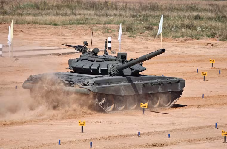 Xe tăng T-72B3 là biến thể nâng cấp mới nhất dòng tăng chủ lực T-72 huyền thoại do Nga sản xuất. Nó được trang bị động cơ diesel V-92S2F công suất 1.130 mã lực cho tốc độ tối đa trên đường băng khoảng 70km/h.