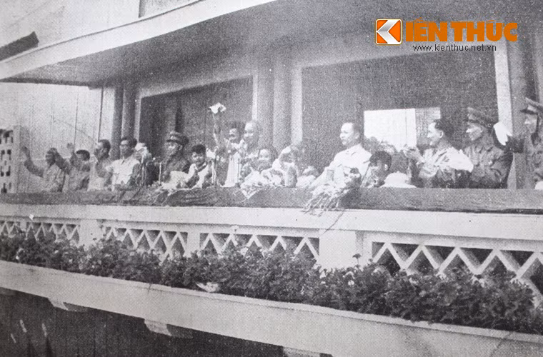 Ngay sau chiến thắng Điện Biên Phủ, nhân dịp kỷ niệm Cách mạng Tháng Tám thành công và 10 năm thành lập nước Việt Nam dân chủ cộng hòa, ngày 2/9/1955, Nhà nước ta đã tổ chức lễ duyệt binh diễu binh, diễu hành và bắn pháo hoa chào mừng. Ảnh: Bác Hồ và đoàn chủ tịch chào đón các đoàn đi qua lễ đài.