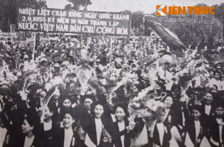 Sau cùng cuộc duyệt, diễu binh là lễ diễu hành của công nhân, nông dân, tri thức... Ảnh: Khối nông dân diễu hành qua lễ đài.