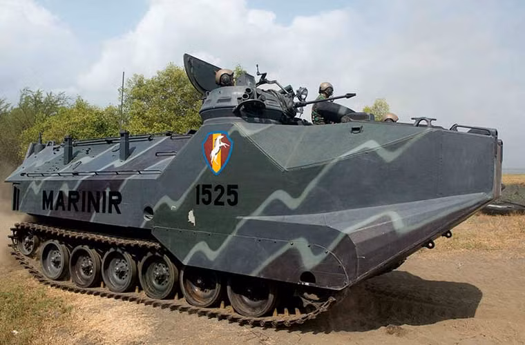 Xe tấn công đổ bộ lưỡng cư AAV của Hải quân Indonesia tham gia diễn tập.