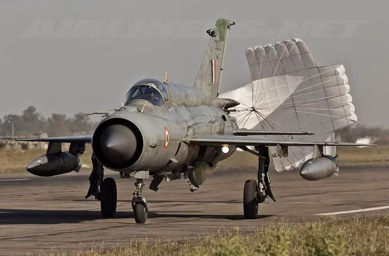 Tuy nhiên, việc nâng cấp cũng không hạn chế được tỉ lệ tai nạn cao của MiG-21. Dự kiến, phải đến ngoài năm 2020 thì các máy bay MiG-21 Ấn Độ mới được cho nghỉ hưu.