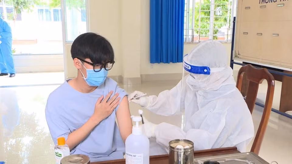 Bà Rịa - Vũng Tàu: Chỉ có 1,51% người dân tiêm mũi 4 văcxin COVID-19 Ba Ria - Vung Tau: Chi co 1,51% nguoi dan tiem mui 4 vacxin COVID-19