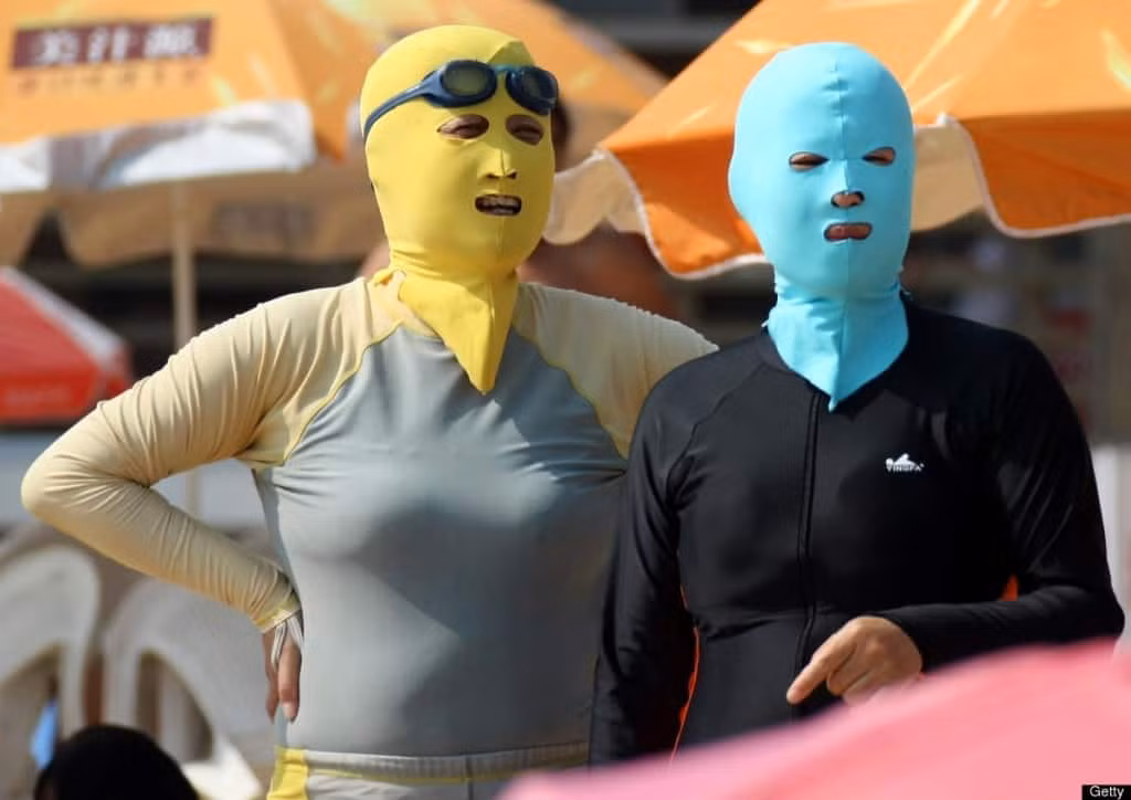 Mốt áo tắm ninja "kín cổng cao tầng" của phụ nữ Trung Quốc. Đi biển mà lo bị cháy nắng thì bạn nên mặc áo tắm ninja đầy màu sắc này.