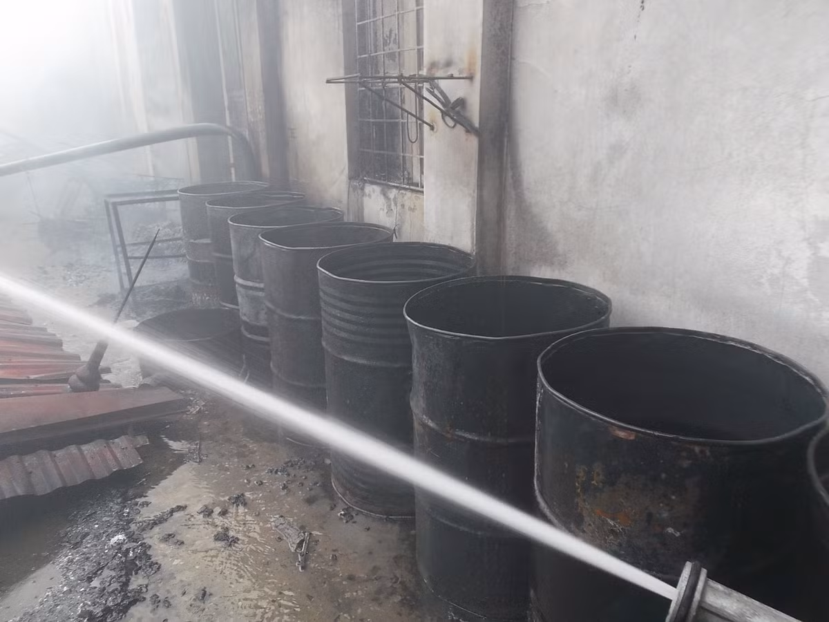 Do nhiệt độ lớn, nên cả những chiếc thùng dầu chứa hóa chất chỉ cháy ở nhiệt độ 2000 độ C cũng đã bị thiêu cháy.