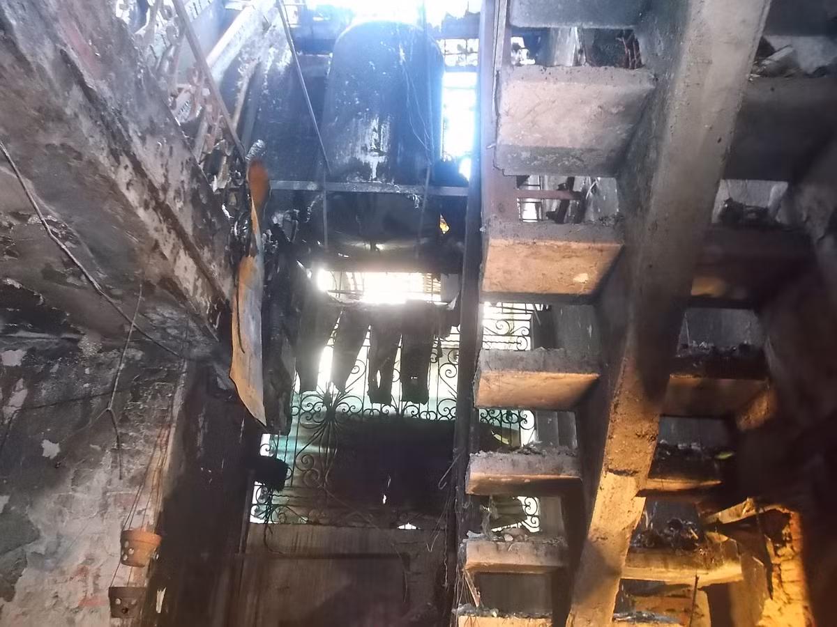 Phía cầu thang lên gác 2 có một khung sắt ngăn cách nhà chị Kiều với nhà số 12. Trong bếp có 1 cửa hậu thông với đường nhỏ phía sau khu dân cư.
