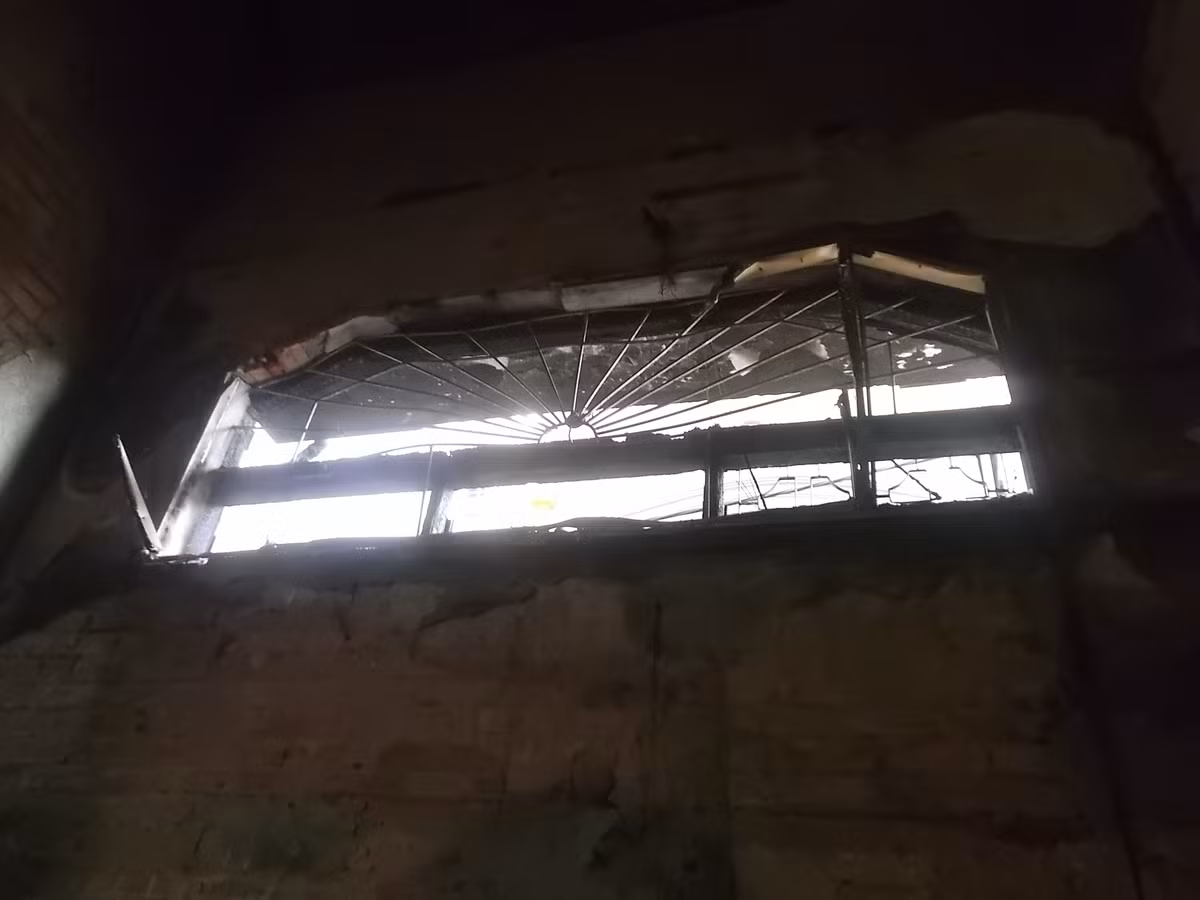 Cửa thông gió ít, vụ hỏa hoạn xảy ra vào ban đêm khi cả nhà nạn nhân đang say ngủ, khói của đám cháy và lửa đã hút hết oxy. Theo nhận định của nhiều người, có thể một số nạn nhân đã rơi vào trạng thái “chết lâm sàng” hay ngạt khói nên không đủ khả năng để tự cứu mình khi đám cháy bùng phát. Sau vụ cháy, có 5 người được tìm thấy trong phòng ngủ của anh Vinh chị Kiều, có thể anh chị đã cố gắng gọi bố mẹ và cháu Trung qua căn phòng bê tông vì nghĩ có thể chống được lửa. Nhưng sự thiếu hụt oxy và ngạt khói đã làm suy kiệt các nạn nhân. Riêng cháu Nguyễn Quang Minh nằm ngủ dưới tầng một có thể đã bị gác xếp bằng gỗ cháy đổ vào người.