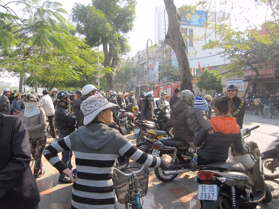 Nhiều người dân vẫn chưa hết bàng hoàng khi tận mắt chứng kiến vụ cháy thương tâm. Qua tìm hiểu được biết, chị Kiều mở hiệu may quần áo tại nhà, đang mang thai tháng thứ 3. Người con trai lớn của vợ chồng chị Kiều học đại học ở Hà Nội về nghỉ tết dương lịch, còn con trai thứ 2 học lớp 6.