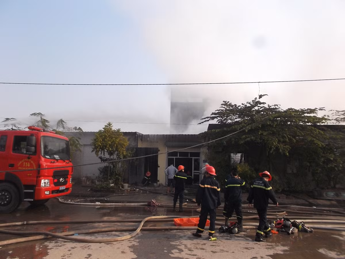Dù đã rất cố gắng nhưng lực lượng cứu hỏa chỉ khống chế được ngọn lửa...