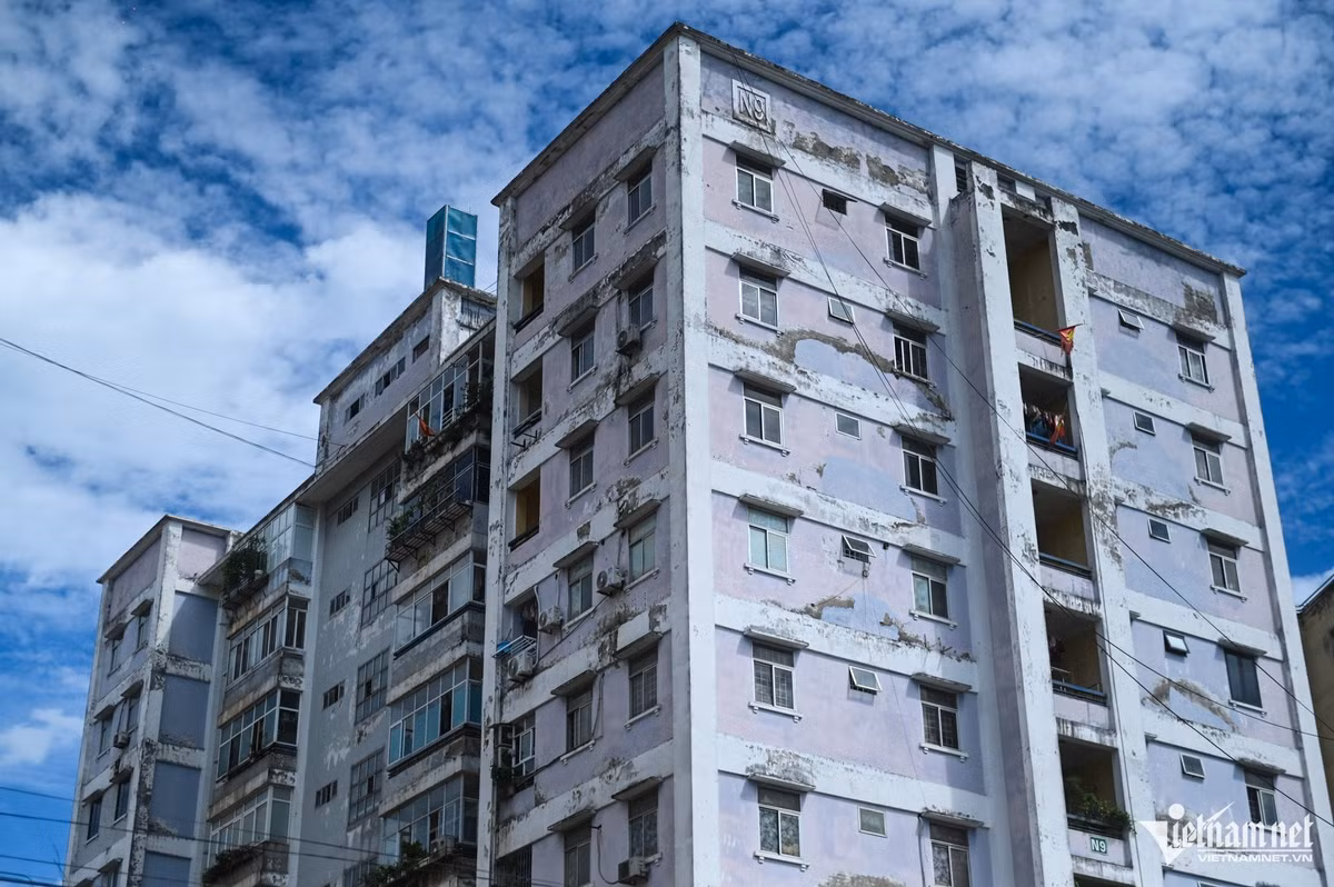 Bên dưới sân chung, rác thải ngổn ngang, nhếch nhác. Người dân tại đây cho biết các bình cứu hỏa ngoài trời đã trống không từ lâu.