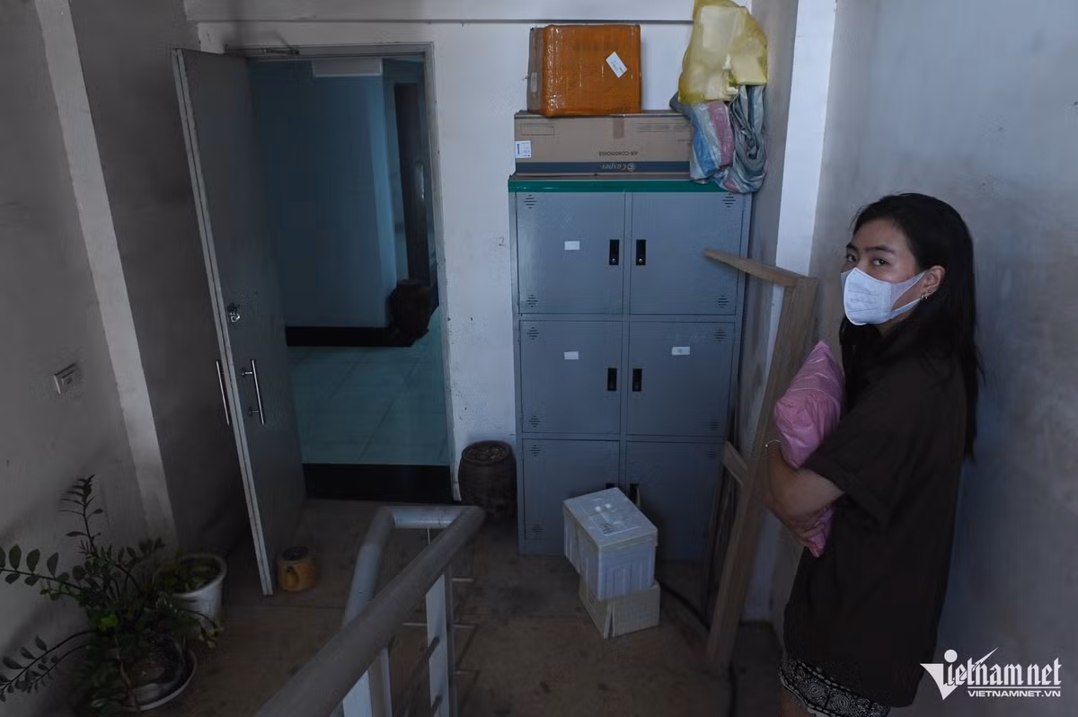 Cuộc sống bên trong những toà nhà tái định cư xuống cấp. Ảnh: Thạch Thảo Chung cư tái định cư Đồng Tàu bao gồm 10 tòa nhà (N1-N10), nằm trên địa bàn phường Thịnh Liệt, quận Hoàng Mai, Hà Nội. Nơi này được đưa vào sử dụng từ năm 2006 nhằm phục vụ tái định cư cho dự án nút giao thông Ngã Tư Sở và cải tạo bờ sông Tô Lịch.