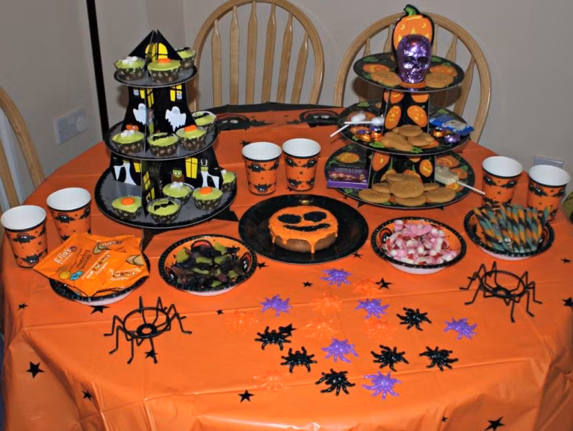 Bánh hình con nhện rùng rợn. Ảnh: Table Decoration Ideas.