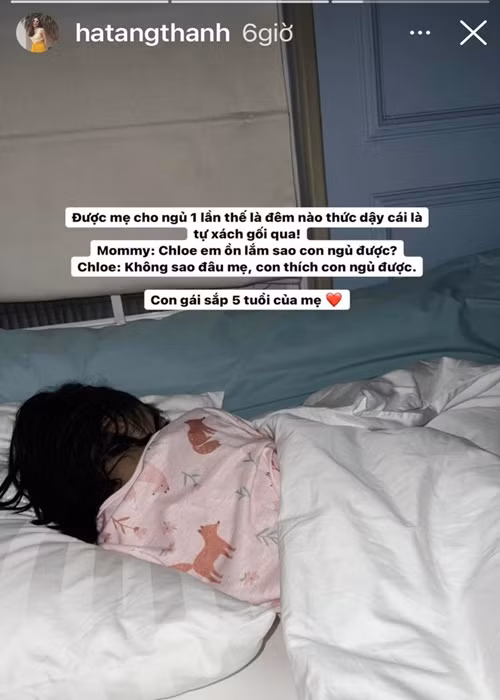 Vì nhớ mẹ khi tỉnh giấc lúc nửa đêm, bé Chloe lại sang ngủ cùng mẹ và em.